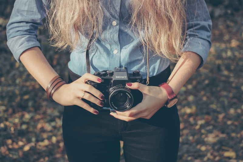 photographe-CARROS-min_hand-person-girl-woman-camera-photography-614-pxhere.com